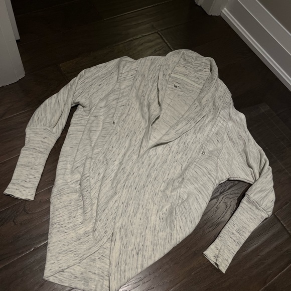 1 ROOTS SWEATER, 1 NIKE SWEATER, 1 WILFRED CARDIGAN — selling all three for 45$ - Picture 5 of 9